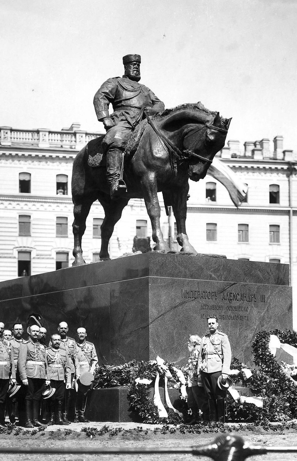 На площади комод на комоде бегемот на бегемоте обормот