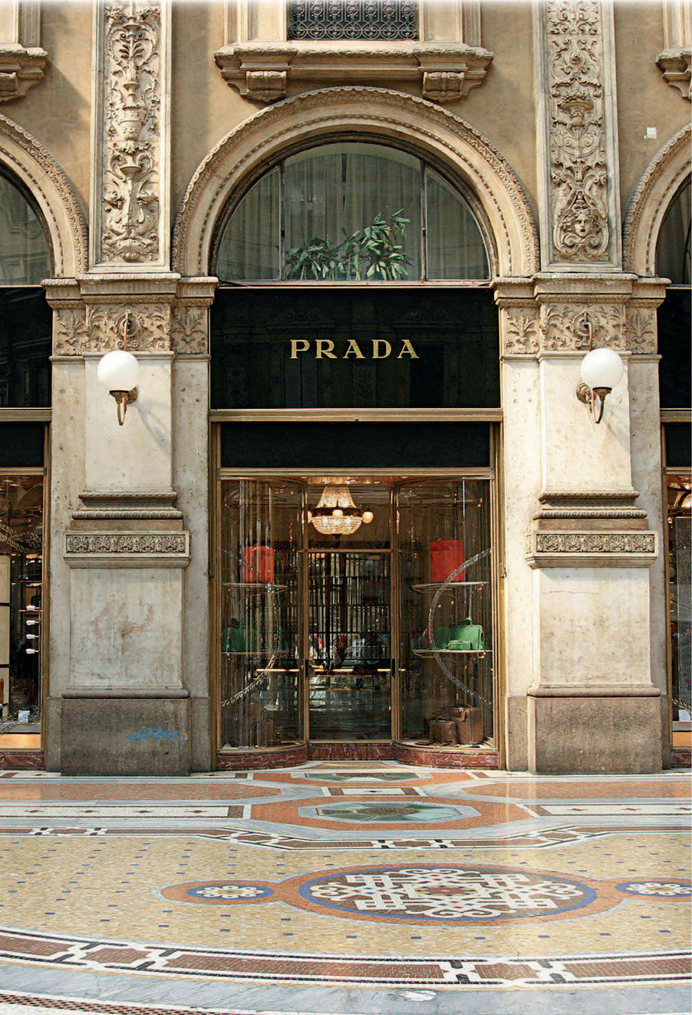 Prada. История модного дома Лэйа Фэрран Грейвс - купить книгу Prada. История  модного дома в Минске — Издательство Эксмо на OZ.by